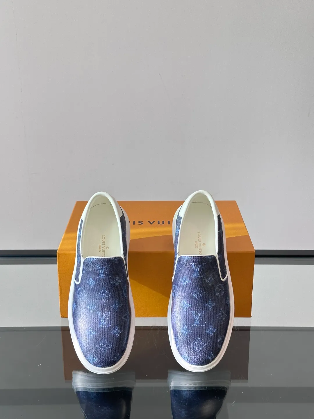 Men's shoes 💰p360 "LOUIS VUITTO＊" Classic presbyopic slip-on loafers are made of classic Damier Gra men's shoes 💰phite canvas, with LV logo embellishment on the shoe body, leather straps decorated with LV metal logo buckles, smooth calf leather trim, and Monogram flower rubber outsole, full of youthful vitality and elegance. Blake craftsmanship and hand-stitched uppers cleverly establish recognition, and the standard sheepskin lining provides a comfortable and soft foot feel! Size: 38-44